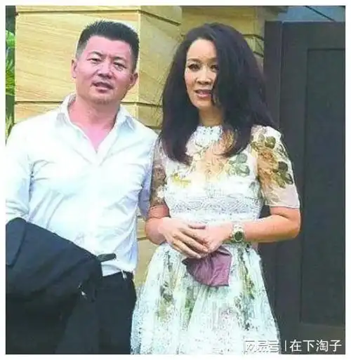 那英老公孟桐参加港圈聚会,和张智霖袁咏仪同框,头发花白很抢镜