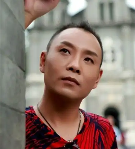 歌曲《有你就足够》是由歌手祁隆演唱的一首歌曲,所属专辑《永远爱你