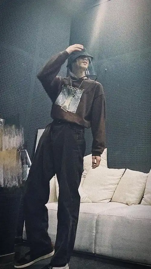 安利一下【身高183腿长107】的 刘耀文 的大长腿