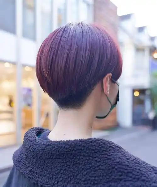 将短发推到一边