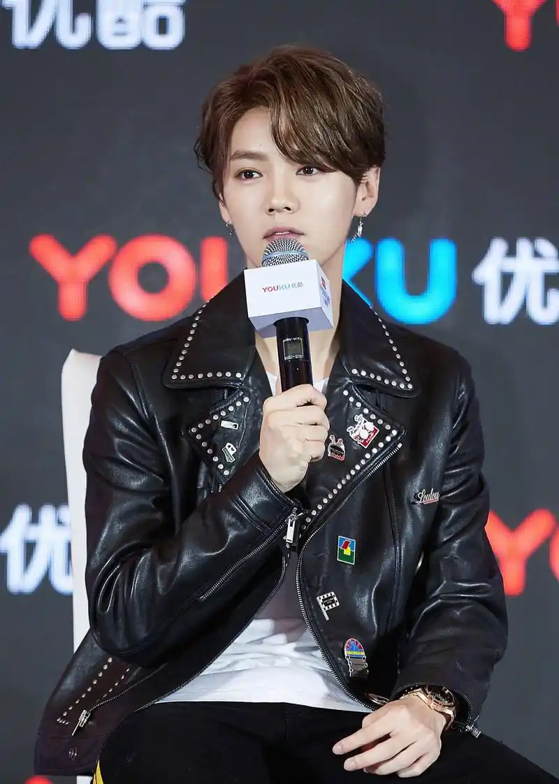 鹿晗身穿皮衣出席活动,帅气逼人又酷劲十足,网友:神颜啊