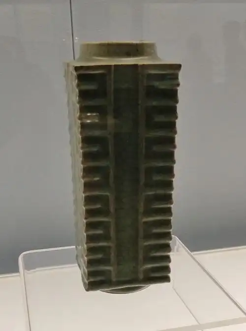 龙泉窑青釉琮式瓶(南宋 公元1127——1279年)