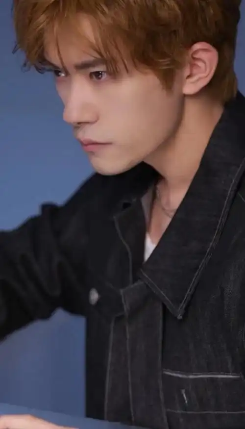 易烊千玺纯黑色西装##易烊千玺发色好显白