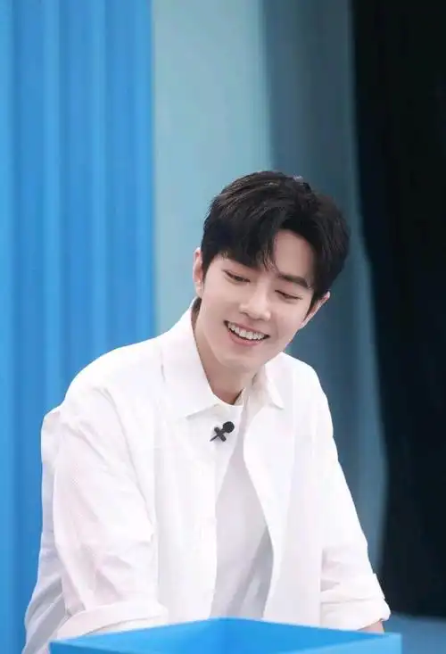 阳光肖战白衬衫直播造型,笑容治愈出镜,清新少年气质迷人!