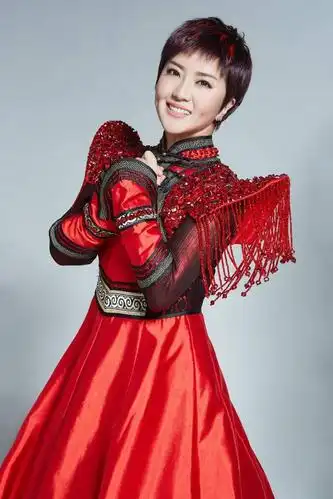 歌手格格致敬经典名曲《人在旅途》令人心神向往