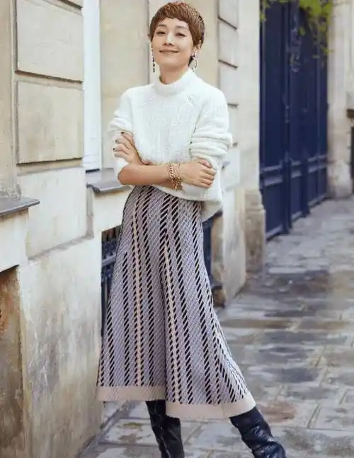 这种类型的穿衣在马伊琍诠释下其形象看着也是蛮有少女气息的