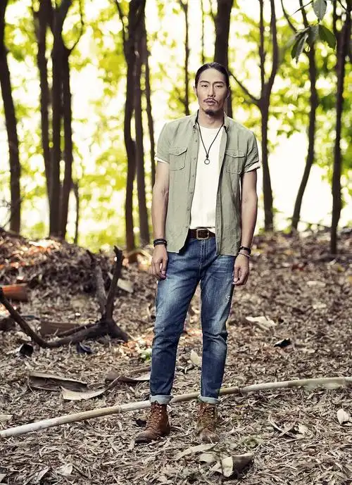 点线面摄影文艺男长发男模特 个性复古男装拍摄 室内纯色实景棚拍