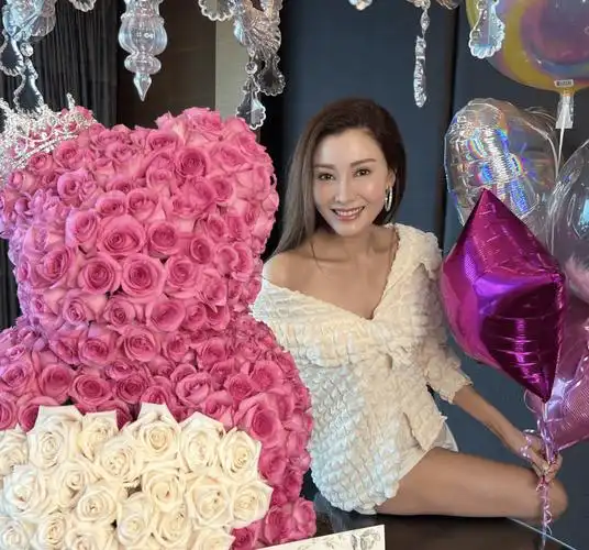 52岁李嘉欣晒美照,穿文胸秀马甲线和4块腹肌,强调称未添加滤镜_健身