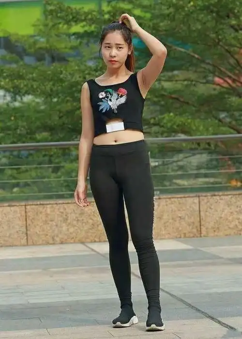 美拍匀称优雅的紧身裤美女凹凸分明的曲线让人怦然心动