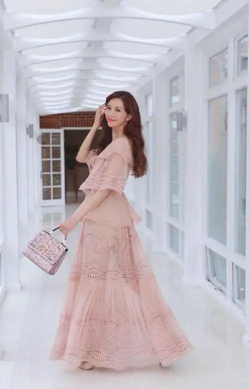 林志玲真有44岁穿粉色连衣裙在草地上翩翩起舞仙气十足太美