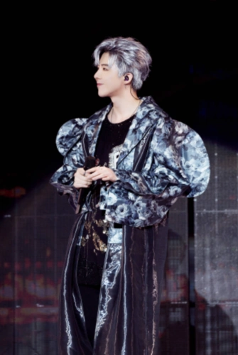 刘宇宁是我见过最保守的男艺人,穿衣服要披一层"白纱",醉了!