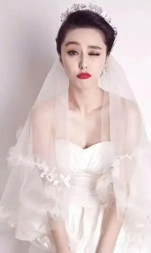 再看范冰冰婚纱照,除开高颜值和好身材,剩下的只有可惜与同情