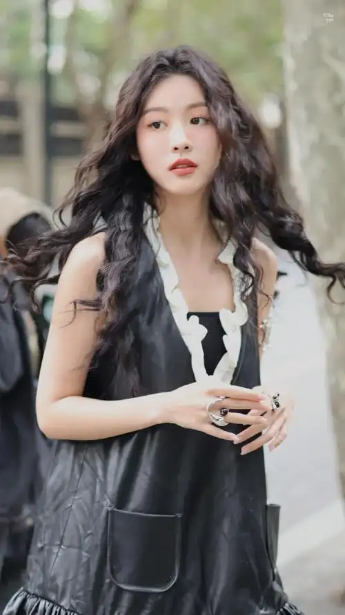 孙芮时装周暗黑洋娃娃