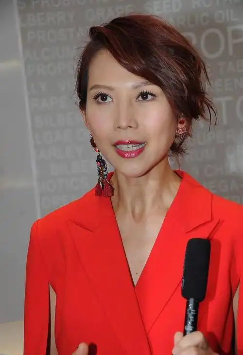 蔡少芬肉少了脸好干骨感身材穿一身红娘娘气质强势又成熟