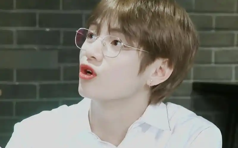 【爱上金泰亨的一万个理由之泰可爱】小面包可爱手册(1230生日快乐.