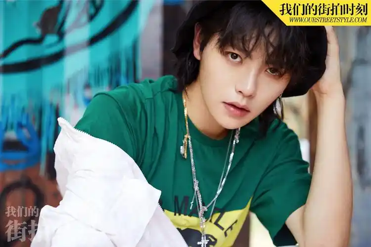 小哥肖宇梁曝初秋街拍青春洋溢彰显时尚新定义