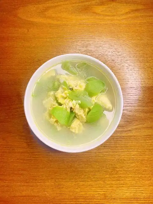 06食材:丝瓜,鸡蛋08调料:盐做法:1,鸡蛋打散下锅炒熟77水煮开