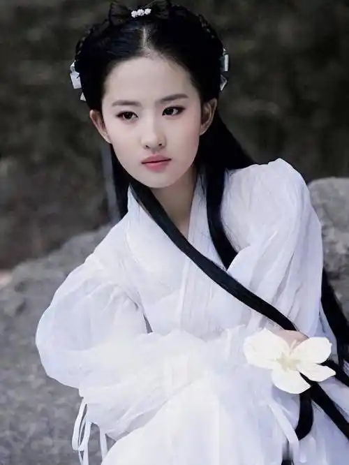 出道十几年,还"黑料不断",刘亦菲终究难离"干爹"陈金飞_角色_电影