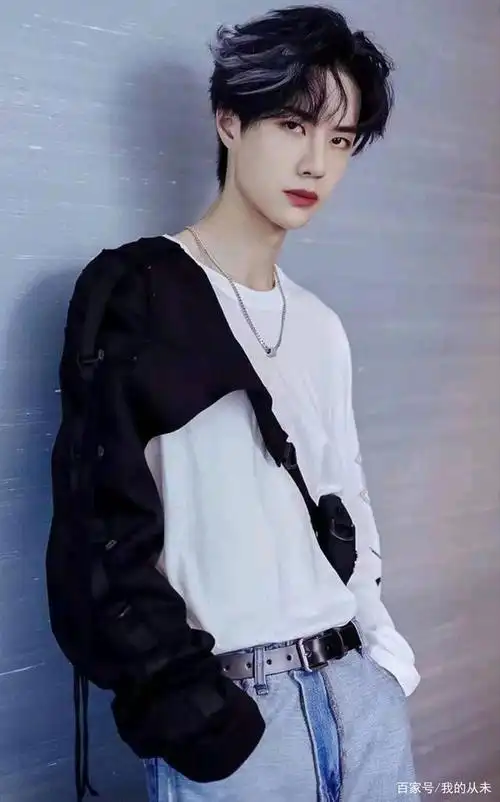 王一博高冷气场写着:无感与我无关,生活就是同喜欢的一切在一起