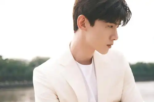 白敬亭纯白西装时尚帅气写真