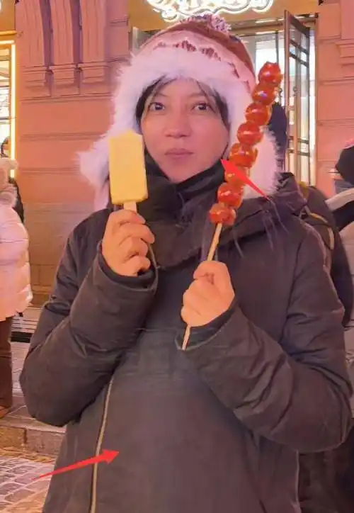 48岁赵薇近况曝光,现身哈尔滨街边吃雪糕接地气,素颜发胖不少_生活