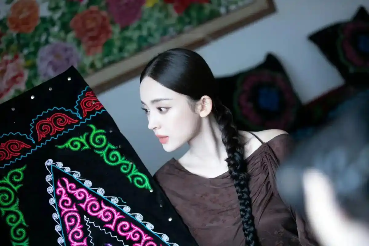 古力娜扎 #清冷感 #侧颜 #民族风 娜扎的颜真的没得说 - 抖音