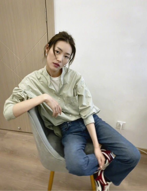 早春穿搭选衬衫超清新,刘雯的四种衬衫搭配,教你简约时尚显气质