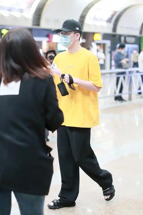 仝卓穿明黄色t恤阳光休闲 戴银边眼镜棒球帽清爽有型