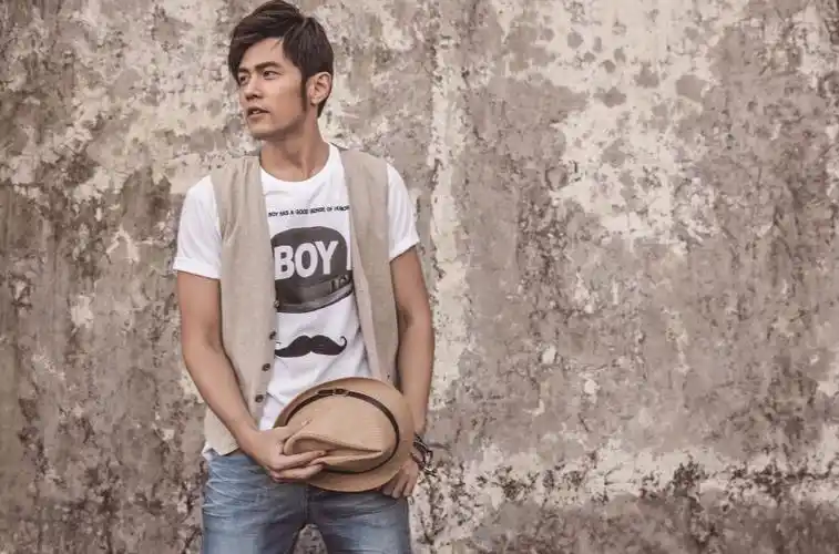 p>《浪漫手机》是周杰伦演唱的一首 a href="#" data-lemmaid="