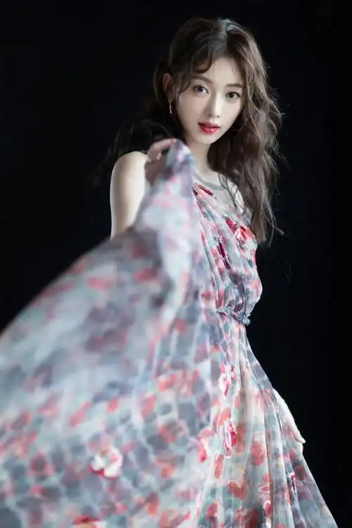 吴谨言甜美俏皮写真图片