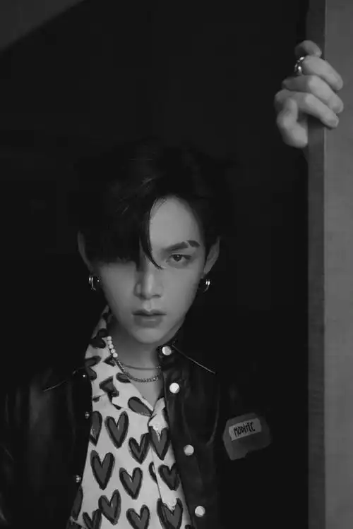 配饰与断眉的点缀,复古又帅气～ 67朱星杰身穿黑色皮衣内搭爱心印花