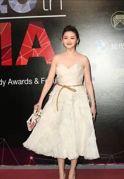 高跟鞋拉高了小s的身高,让她看起来更有气场.