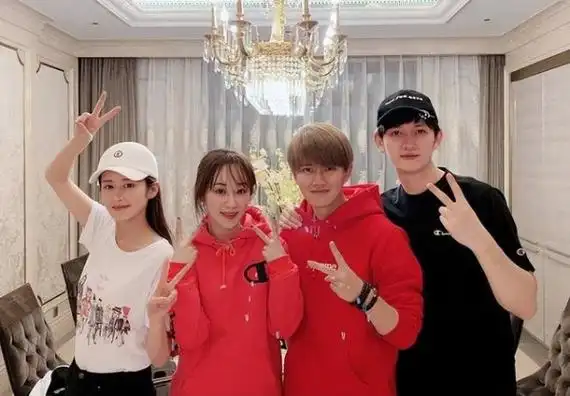 颖儿去剧组探班任嘉伦二人开心热聊氛围欢快融洽