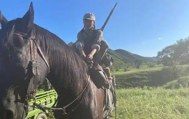 敬业的小公主—张天爱,练骑马真是不容易啊_技巧_功夫_马背