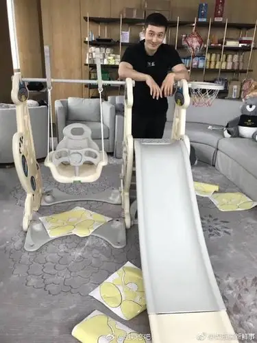 有网友注意到后面架子上的奶粉之类的,好奇是不是都是给小海绵吃的.