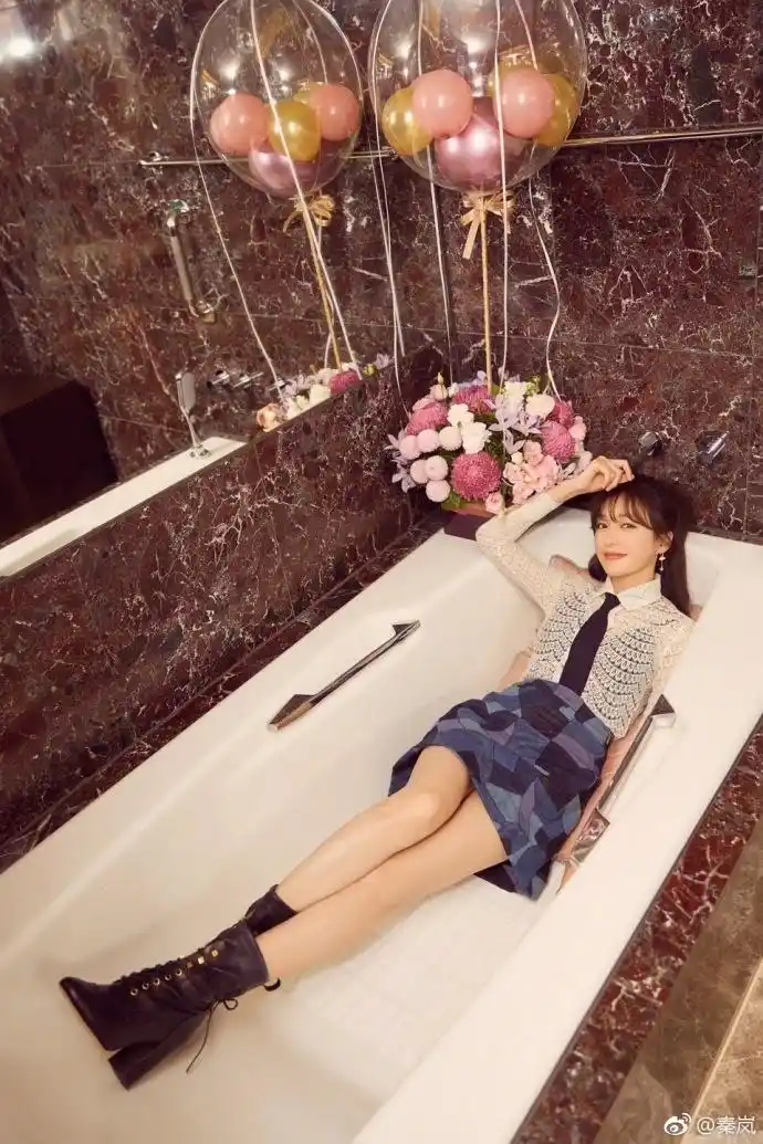 躺在浴缸里的秦岚,短裙马丁靴,青春时尚无敌