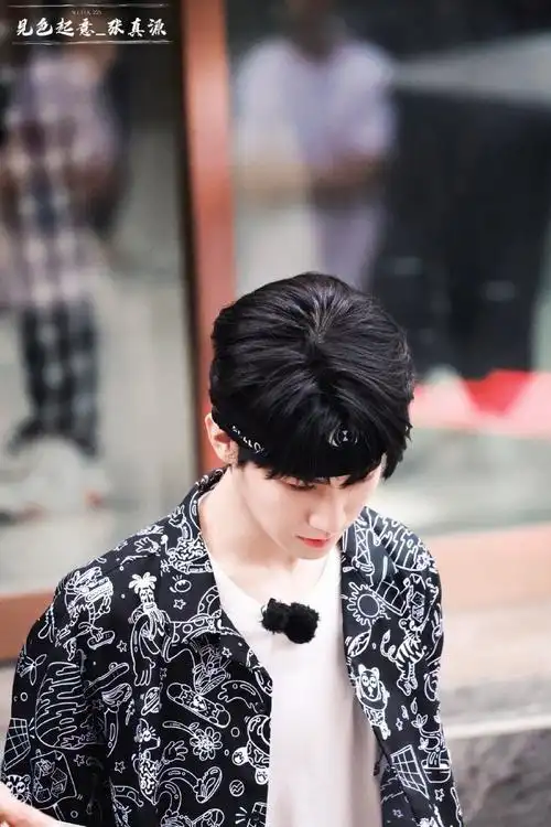 张真源黑色花衬衫