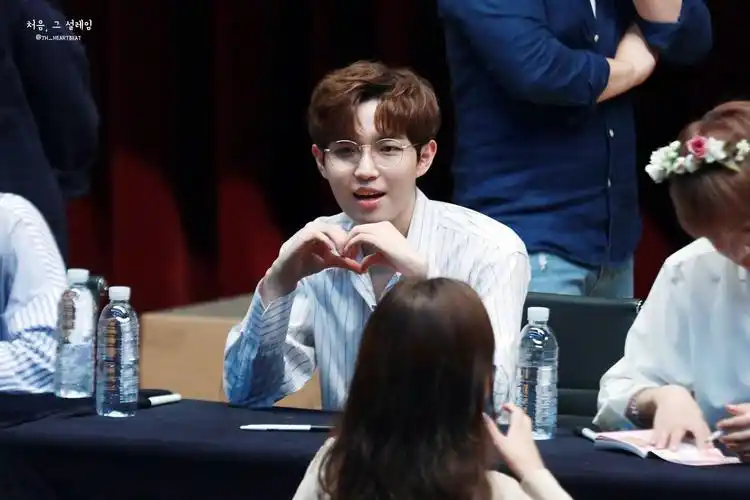 金在焕塌塌背景壁纸锁屏produce101wannaone拿图点赞