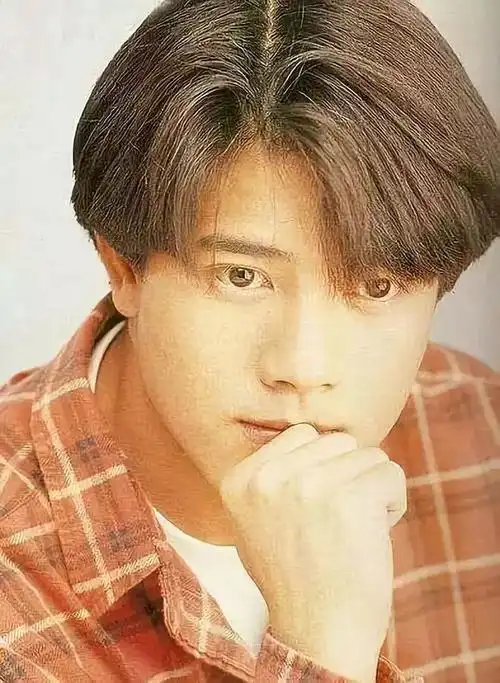 翻看90年代的照片,你会发现大部分男生甚至男明星都留过这个发型.