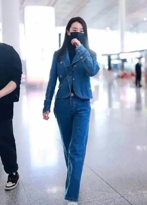 张小斐火了后衣品真高级一身牛仔穿搭简洁大气明星范十足