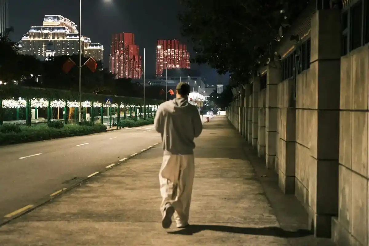 他留给你 是背影#黄景瑜 @黄景瑜 好绝的背影