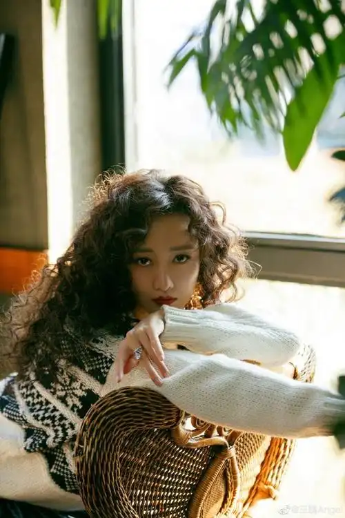 王鸥羊毛卷图片 学区房田甜扮演者王鸥羊毛卷发型剧照