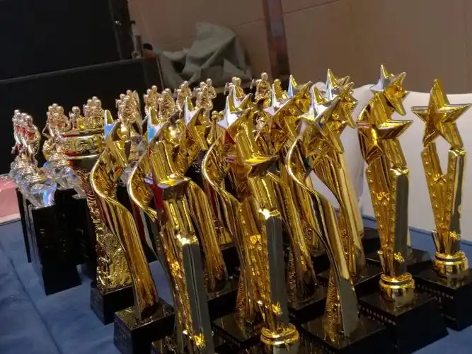 金色的奖杯已排列整齐!