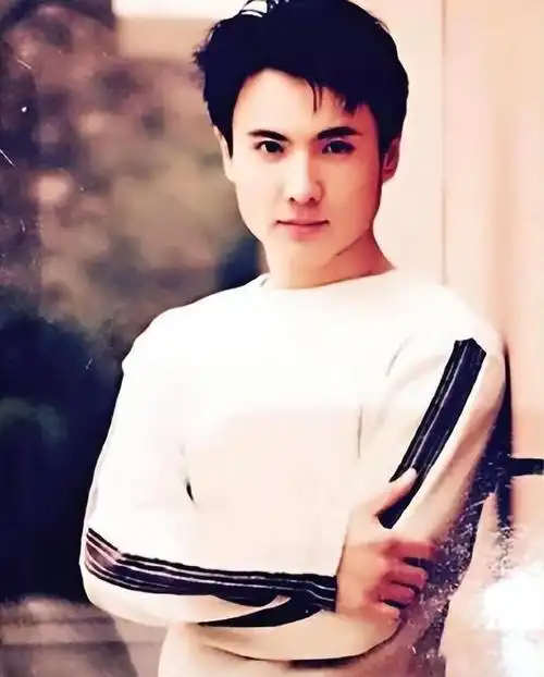 18岁黄渤忍了,18岁鹿晗也忍了,看到18岁的雷佳音我"忍不了了"