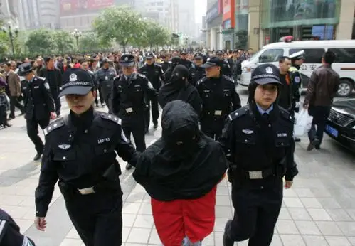 组图:重庆警方押解15名犯罪嫌疑人指认现场