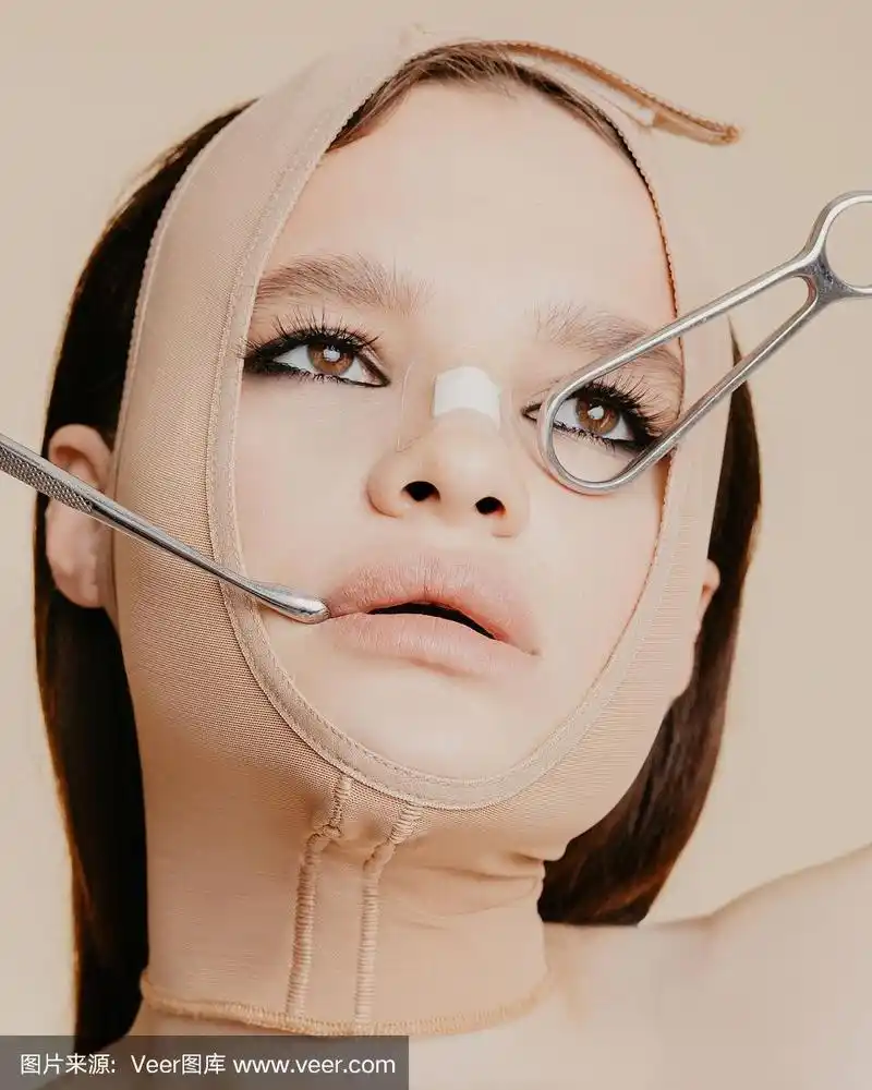 女人整形手术后戴着绷带股票照片