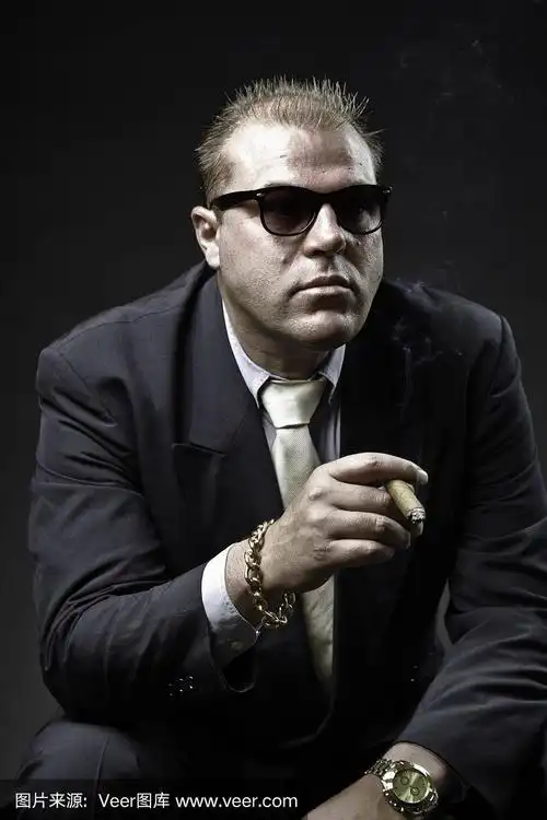 穿着西装,戴着墨镜,抽着雪茄的黑帮成员.