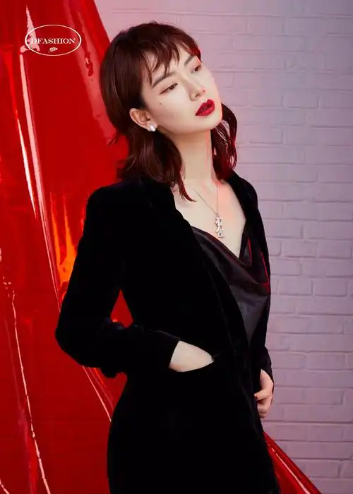 明星戚薇曝光一组时尚杂志封面风尚大片散发个人独特气质