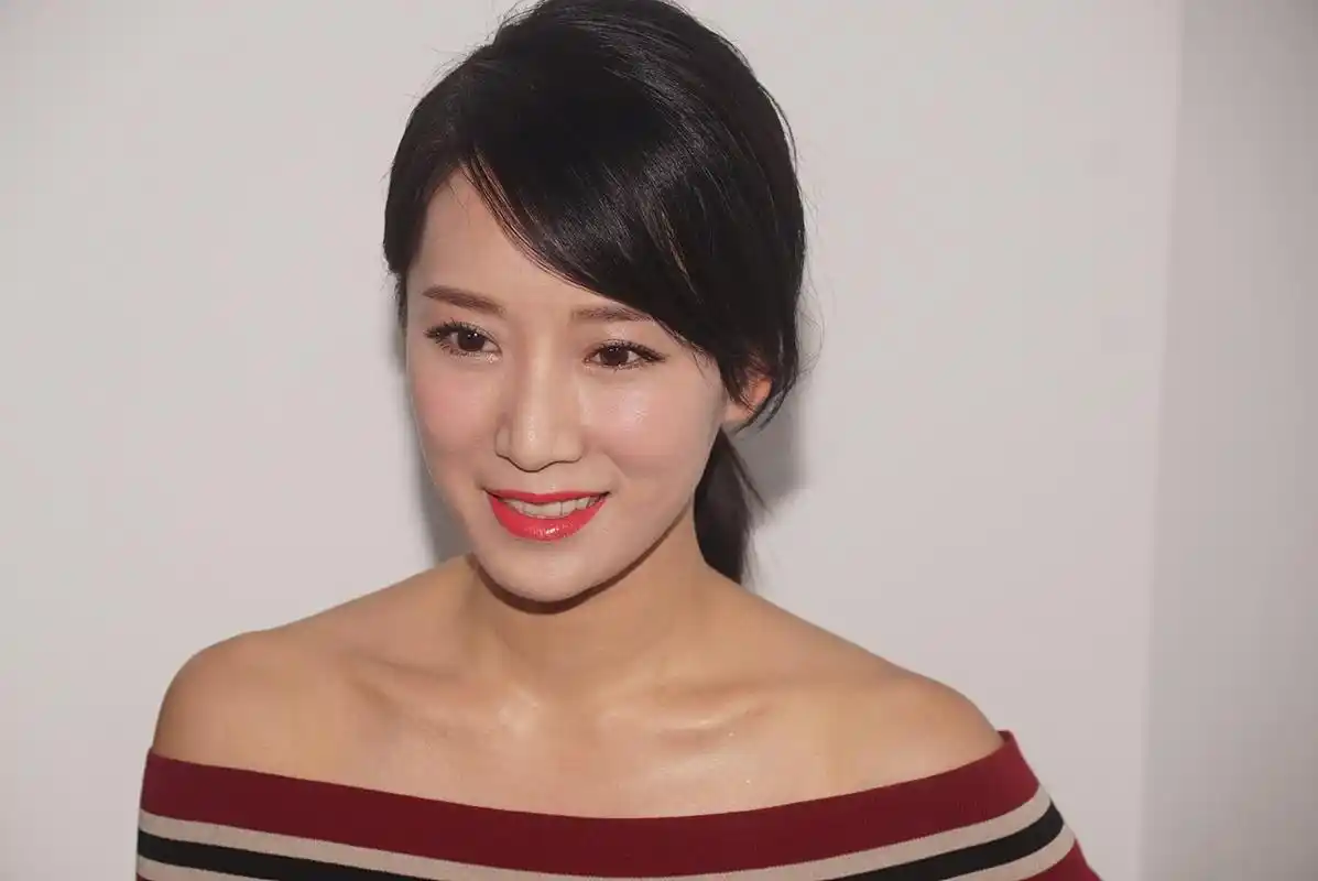 "海藻"李念:火了就嫁人,六六止不住的惋惜,嫁身价百亿富豪,现38岁三胎