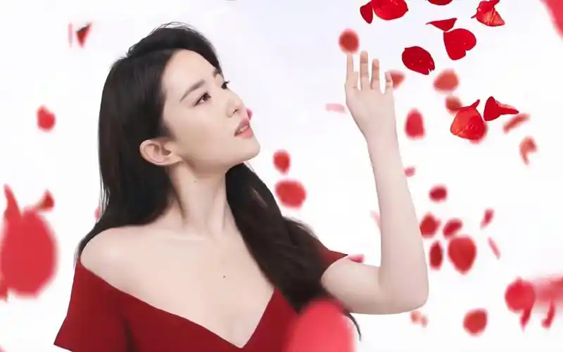 刘亦菲这一抹红真的是耀眼至极,资生堂广告的红装礼服每一套都好绝!